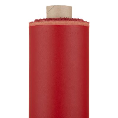 Närbild på en rulle plain röd fuskskinn, 100% polyester, med en slät och hållbar yta.