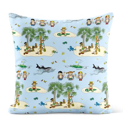 Kurrekurreduttön kuddfodral med färgglada illustrationer av barn, palmer och djur på ljusblå botten.