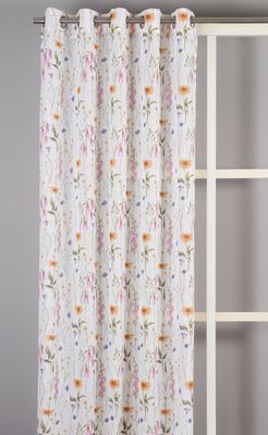 Lång skir gardin upphängd med öljetter som visar fall och helhet