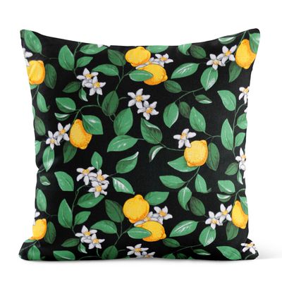 Svart kuddfodral med citroner, gröna blad och vita blommor i tätt mönster