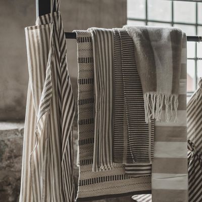 Zara Blockstripe beige randig pläd med fransar hängande över möbel i mjuk och naturlig inredningsmiljö