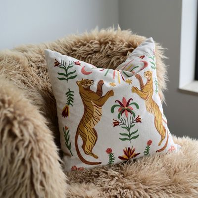 Kuddfodral med broderade tigrar som ger hemmet en kraftfull och elegant accent.