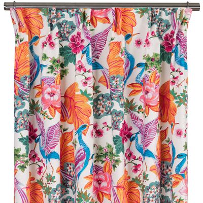 Whispers gardin med exotiskt mönster av blå fåglar, stora orange och rosa blommor samt gröna blad på ljus botten.