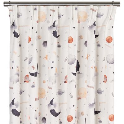 Vit barngardin med lekfullt rymdmönster av planeter, månar, moln och stjärnor i mjuka toner av grått, beige och rostorange.