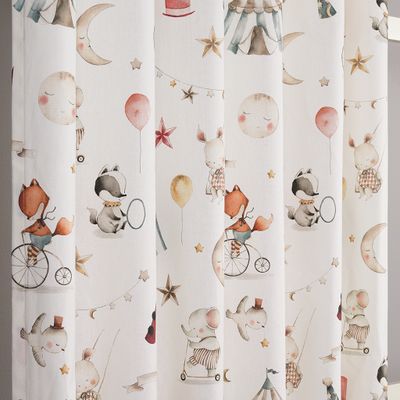 Detaljbild av gardinens mönster med små djur, ballonger, stjärnor, månar och cirkusdetaljer i mjuka, harmoniska färger.