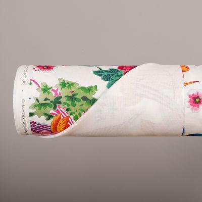Whispers tyg i ekologisk bomull med OEKO-TEX® Standard 100-certifiering och färgstarkt botaniskt motiv.