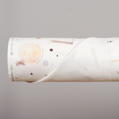 Big Dreamer tyg i ekologisk bomull med OEKO-TEX® Standard 100-certifiering och mjukt barnmotiv med månar och planeter.