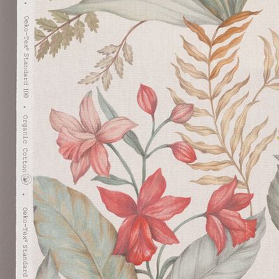 Närbild av Freedom tyg som visar det detaljrika botaniska mönstret med blommor och blad.