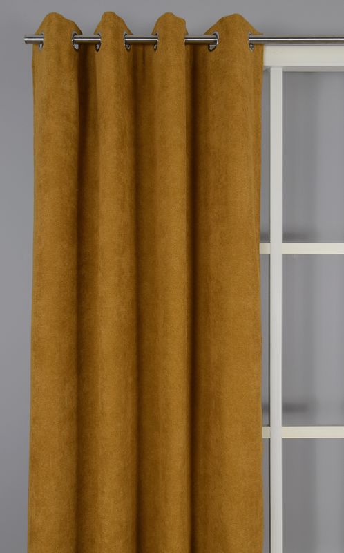 Ockra färgade Grammont gardinlängder i ett fönster, vars svarta filt baksida bidrar till en lätt ljusreducering och en avslappnad atmosfär.