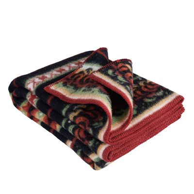 Närbild på Bunad ullfilt i svart med dekorativa ränder i rött och grönt samt röd kant i lammull.