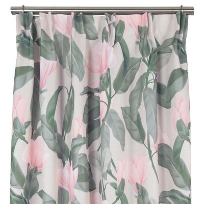 Eleganta gardiner med beige botten stort mönster med rosa magnolior och gröna blad.