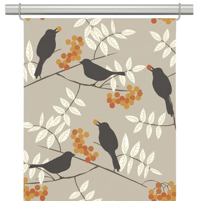 Trast i hast panelgardiner med mönster av fåglar, kvistar, blad och bär i svart, orange och gult på en grå botten