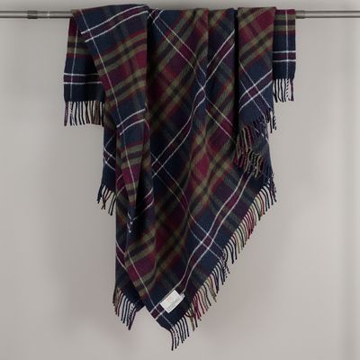 Ullpläd Morello Check från Tweedmill draperad över en stång, med rutmönster i marinblått, vinrött och grönt