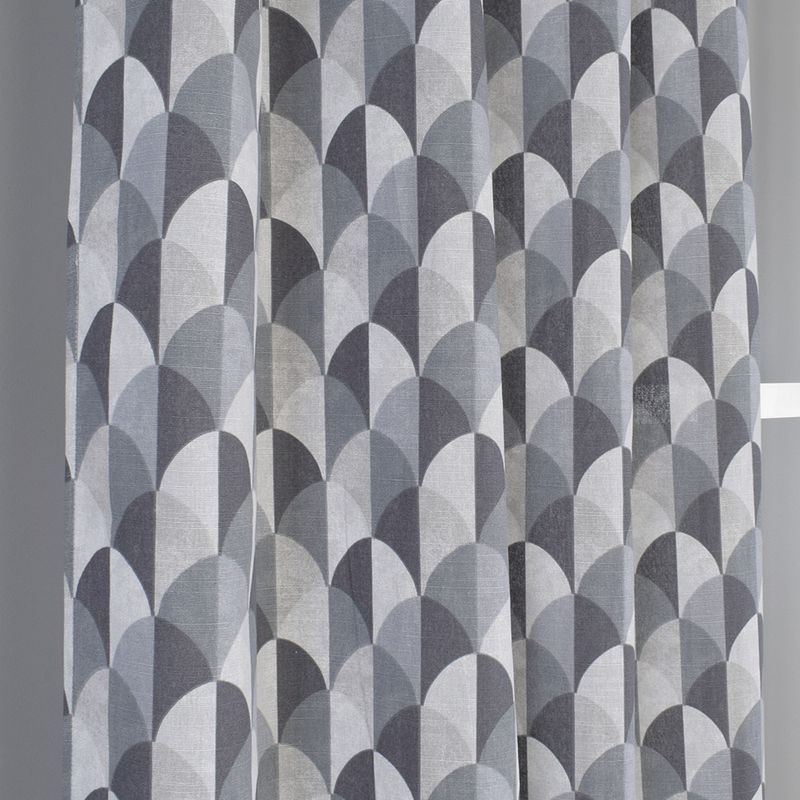 Forth grå öljettlängder med ett geometriskt mönster| nordisktextil.se
