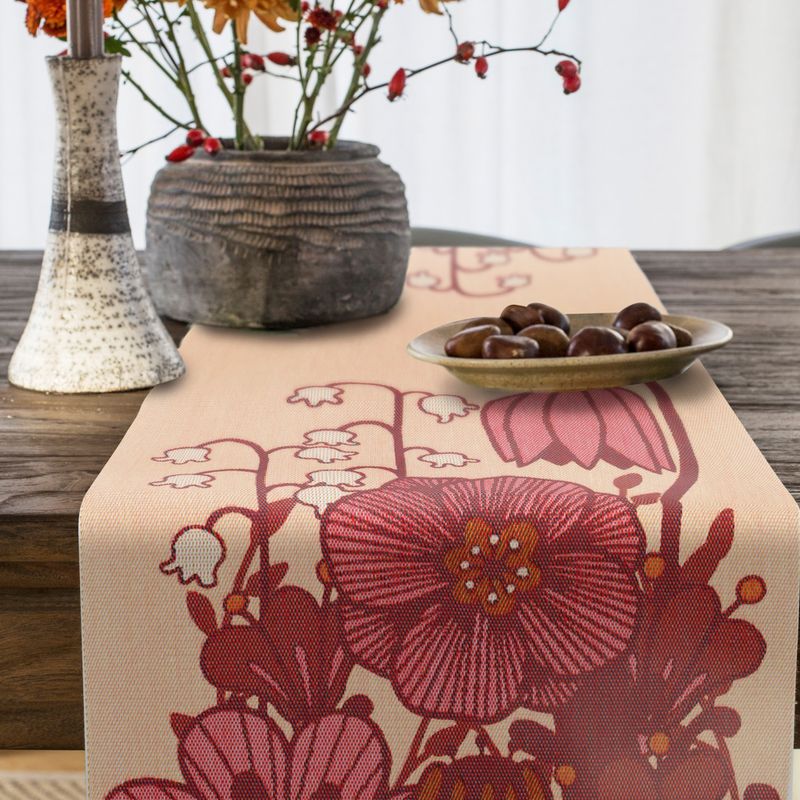 Hållbar och stilren bordslöpare med blomdesign, tillverkad i Sverige från GOTS-godkända ekologiska textilier.