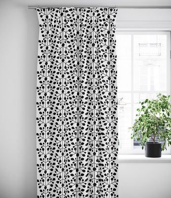 Mönstrade gardiner med iskristaller i svart-vit