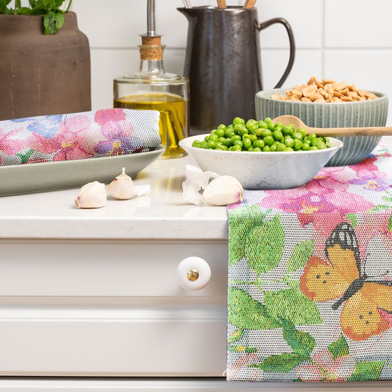 Kökshandduk i miljövänlig material med färgglada fjärilar och blomster, svensk tillverkning