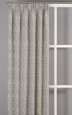 Ramas gardin i allmogegrön färg med bladmönster som hänger framför fönster.