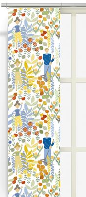 Panelgardin i halvlinne med färgglatt mönster av blommor, blad och människor i trädgården.
