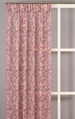 Emma rosa gardin upphängd framför fönster i ljusgrått rum, visar gardinens fall och genomsläppliga material