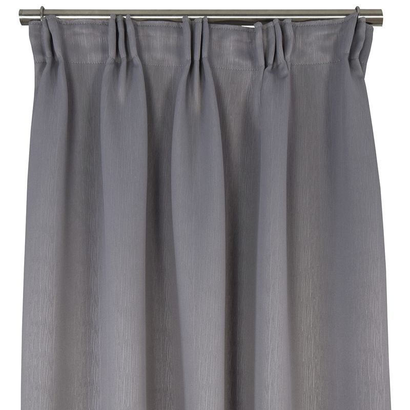 Billiga grå mörkläggande gardiner med snygg struktur.