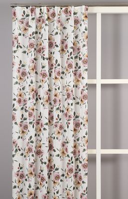 Olivia gardin med blommigt mönster upphängd i ett fönster med ljusinsläpp