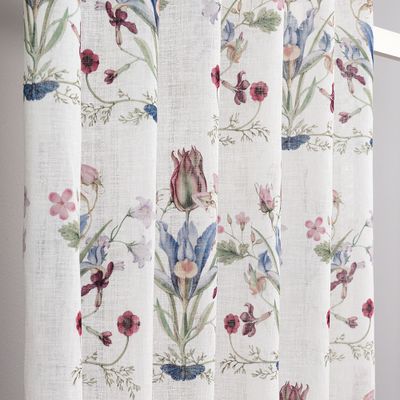 Närbild på Vendela offwhite gardin som visar den skira strukturen och det detaljrika blommönstret