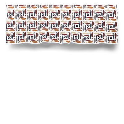 Gardinkappa i metervara med upprepat fiskmönster i rost, beige, grått och svart mot ljus botten