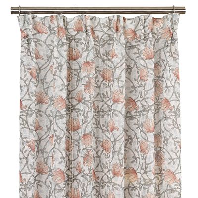 Emma grön gardin med blommönster i grönt och aprikos, upphängd på stång med rynkband