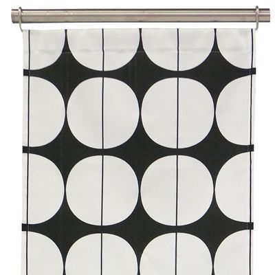 Panelgardiner Lane svart-vit från Arvidssons textil med svart-vitt mönster.