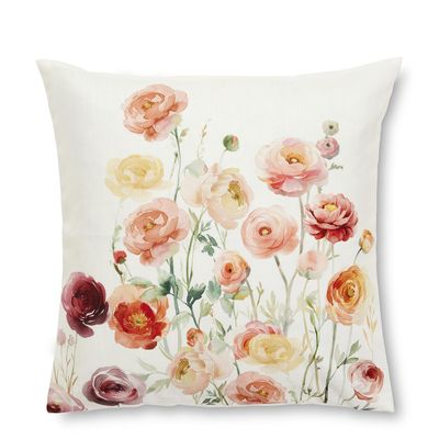 Primrose kuddfodral med akvarellika blommor i rosa, aprikos och gula toner på ljus botten.