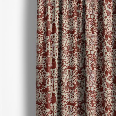 Närbild av Fýri gardin i beige och rött med detaljerat naturmotiv av fåglar, löv och växtlighet på bomullstyg.