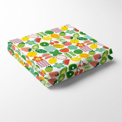 Hopvikt Fruktstund multi bordsduk med färgglatt mönster av frukter och blommor på ljus botten