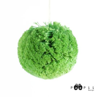 Skogsgrön pom pom garnboll från Paapii design