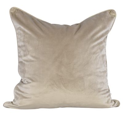 Anna beige sammet kuddfodral med passpoal från Boel & Jan Sammet är en het modetrend och får vilket hem som helst att lyfta lite extra.
