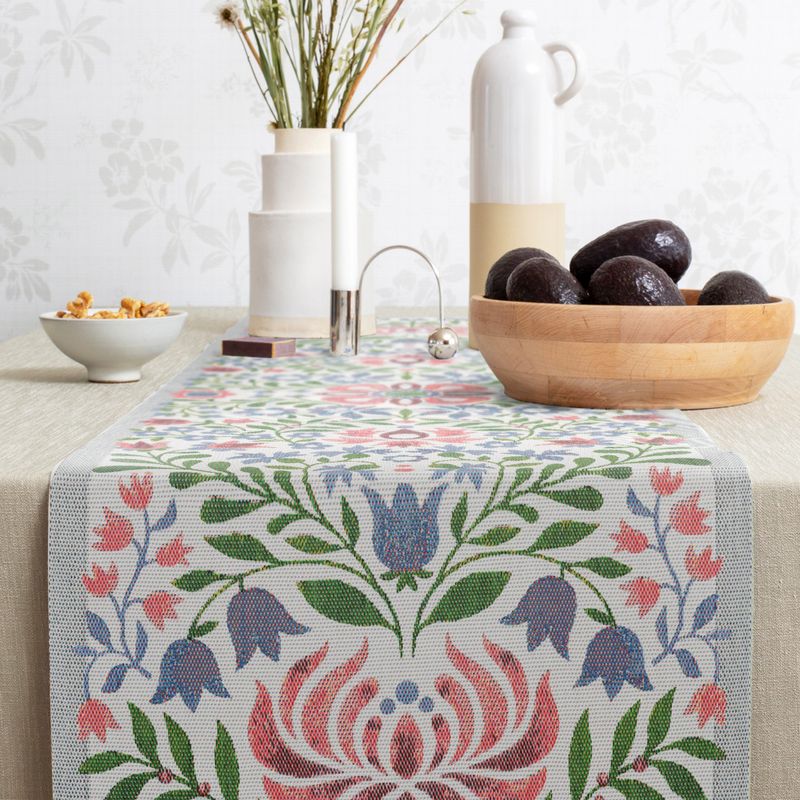 Svenskdesignad bordslöpare 'Akvarell' 35X120 cm med mjuka pastellfärgade blommor på ekologiskt tyg, GOTS-märkt för hållbarhet.