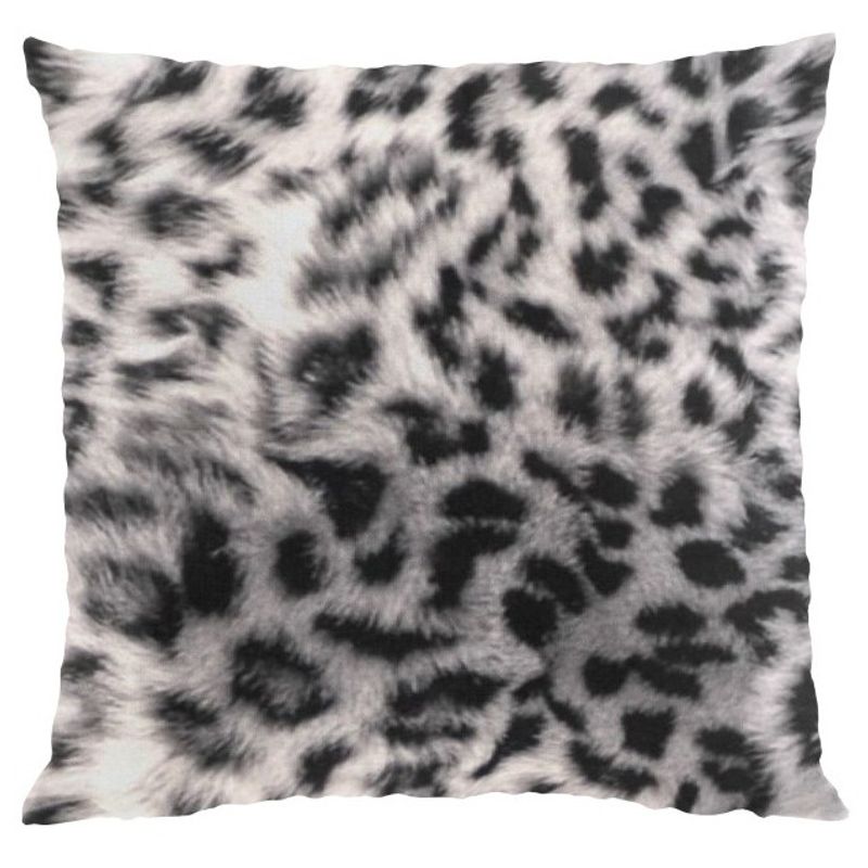 Kuddfodral sytt i tyg med foto tryck av leopardpäls