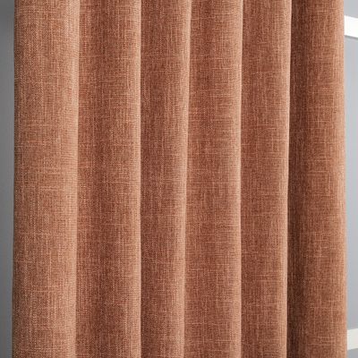 Närbild av rostfärgat mörkläggningstyg med tydlig textil struktur.