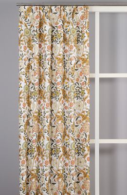 Flora ockra gardiner upphängda i rum med varmt blommönster