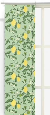 Citronträd grön panelgardiner upphängda i fönster med grönt citronmönster som släpper igenom ljus.