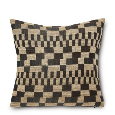 Delia kuddfodral med grafiskt rutmönster i beige, bruna och svarta toner i ull- och silkeblandning