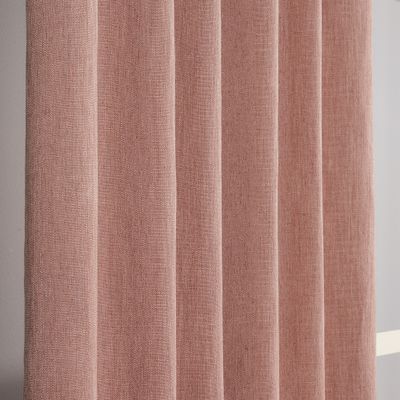 Närbild på den täta väven i rosa linne-look med fallande veck.