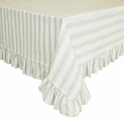 Närbild på Madicken blå bordsduk i vit och grön rand med volangdetalj längs kanten