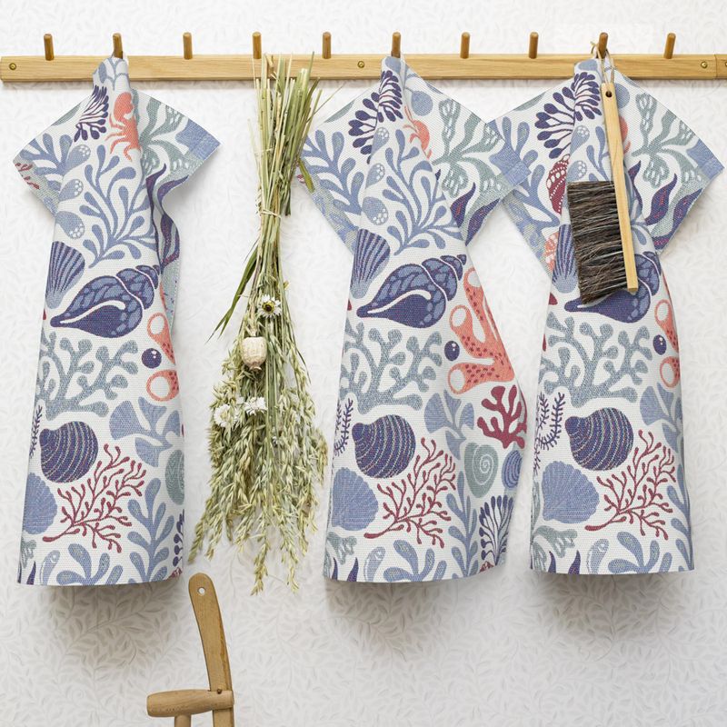 Svensk design handduk i ekologiskt material med koraller och snäckor, hållbar kökstextil.