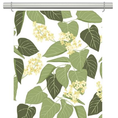 Vid fikabordet panelgardiner, fint mönster med vit botten och gula blommor och gröna blad.
