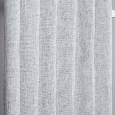 Närbild av ljus gråmelerad mörkläggningsgardin som visar den melerade och strukturerade ytan.