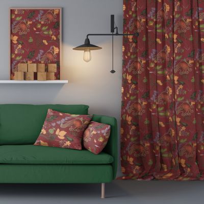 Vinröda gardiner med vackra blommor och kurbits motiv i grönt och gult.