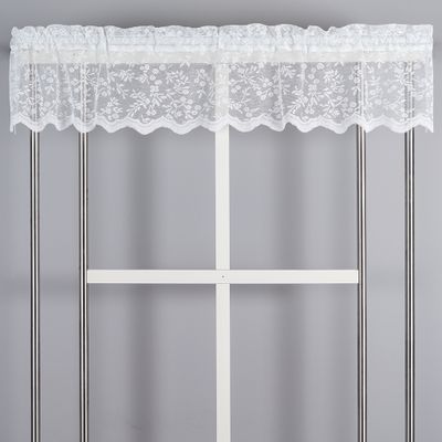 Vit spetskappa upphängd i fönster, transparent gardin med romantiskt blommönster