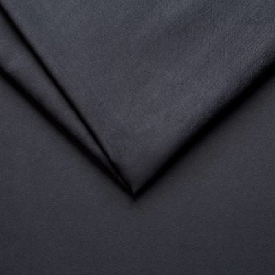 Antara LUX Steel möbeltyg (mörk stålgrå mikrofiber) som visar den lena mockastrukturen och den vattenavvisande effekten