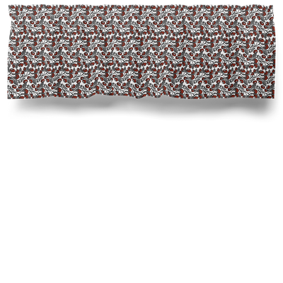 Gardinkappa på metervara med multiband och ofållade sidor. En gardinkappa med vit botten med röda bär och grå blad